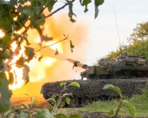 Огненной мощью и богатырской силой.
