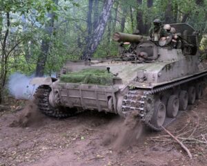 Проявляя отвагу и выдержку.