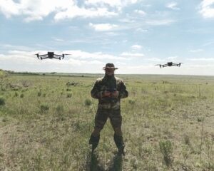 В небе реют «птицы» инженерных войск.
