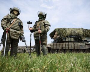 Служит сразу в трёх ипостасях