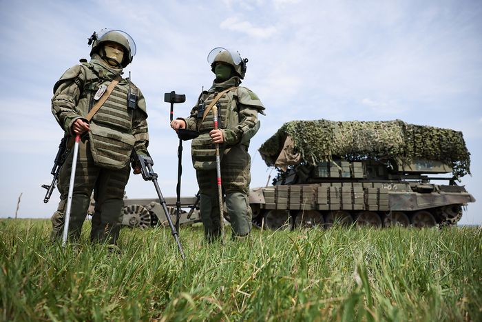 Служит сразу в трёх ипостасях