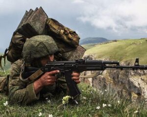 В динамике горного полигона.