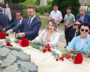 Дорогой дружбы.