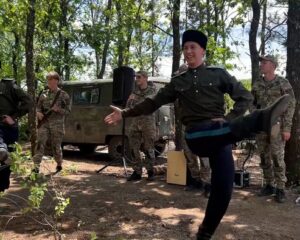 С песней и улыбкой поддержим наших героев