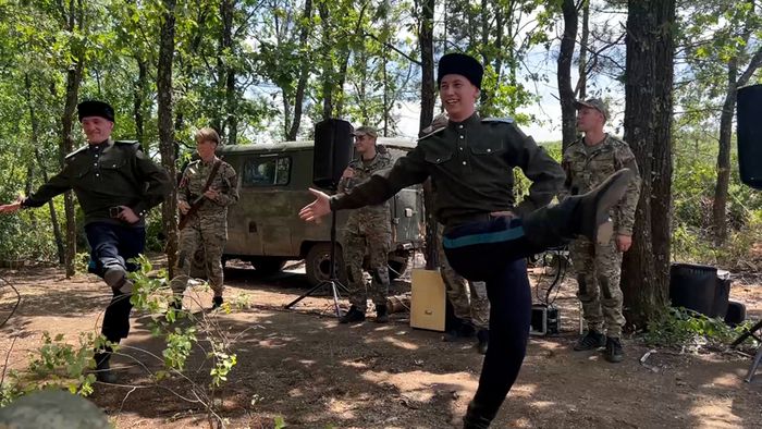 С песней и улыбкой поддержим наших героев