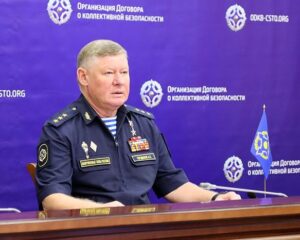 Укрепляя военный союз.
