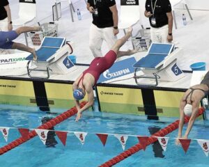 Урал встретил участников лёгкой водой.