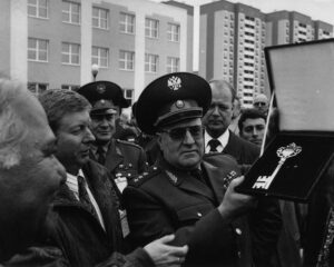 Генерал-полковник Анатолий Соломатин вручает ключ начальнику Центрального военного клинического госпиталя им. А.А.Вишневского генерал-майору медицинской службы Юрию Немытину.