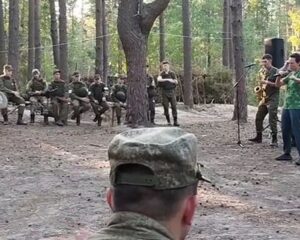 Поднимают боевой дух и приближают победу.