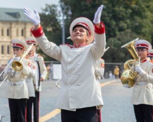 Связать жизнь с музыкой.