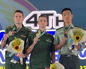 С золотой россыпью из-за океана.
