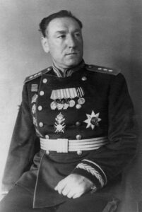 «В штабе не засиживается…»