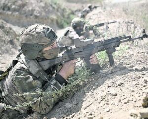 Вызвал огонь артиллерии на себя.