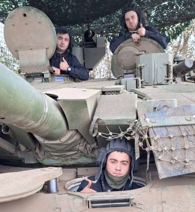 Гремя огнём, сверкая блеском стали