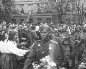 Освобождённый Таллин встречал Красную Армию цветами.
