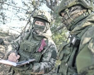 Искусно владея ратным мастерством.