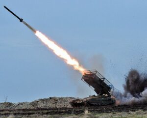 С волевым напором смело идут на штурм.