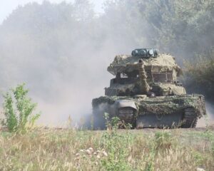 Противник в ужасе бросает технику и бежит.