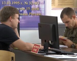 Добровольцы становятся в строй.