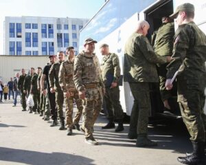 Поток добровольцев не иссякает.