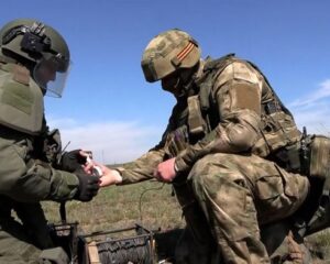 Снимая мины под огнём врага.