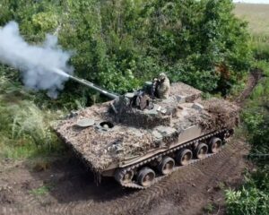 Сражается ради будущего России.