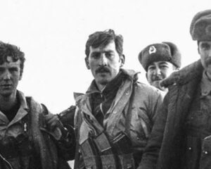 Владимир Ковтун (второй слева) в Афганистане.