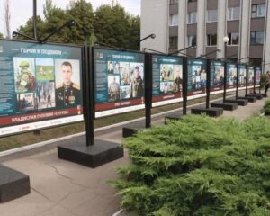 Галерея портретов нынешних героев на площади Героев Сталинграда.