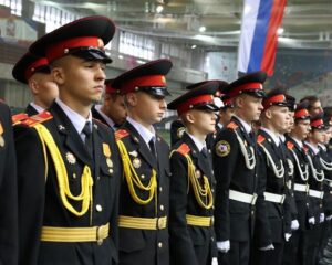 На старте – подрастающее поколение.