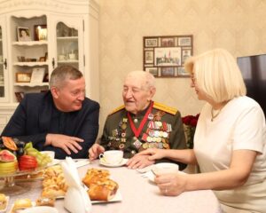Фронтовик принимает поздравления