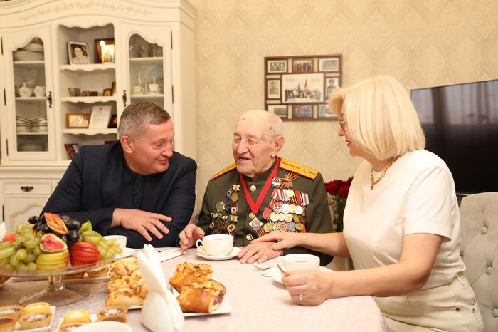 Фронтовик принимает поздравления