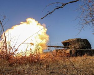 Всё чаще враг, бросая оружие, бежит с поля боя.