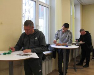 Поток добровольцев не иссякает.