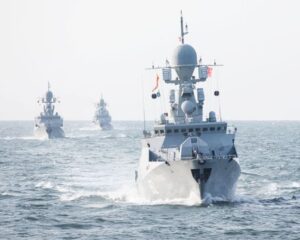 И гордо над Каспием реет наш Флаг военно-морской!