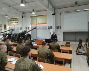 Обучать принятию правильных решений.