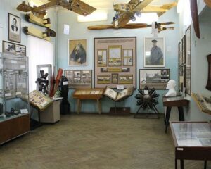 К сиянию завтрашних дорог.