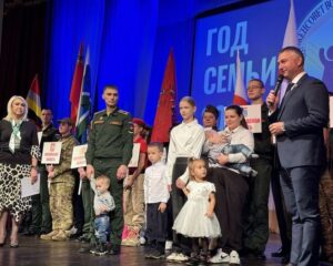 Под аккорды боевого духа.