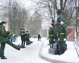 Героическим традициям кремлёвцев верны.