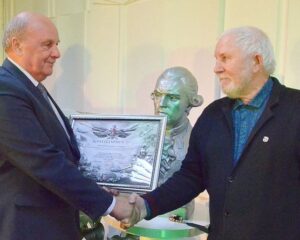Сохранить память и передать её потомкам.