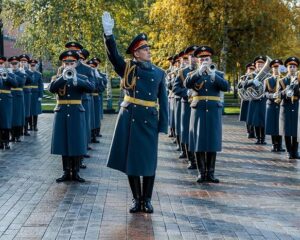 Связь времён под знакомый аккомпанемент.