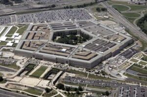 США Илон Маск займётся военной бюрократией Американский предприниматель Илон Маск заявил в соцсети X (бывший «Твиттер»), что уровень бюрократии в Пентагоне вырос настолько, что сейчас ремонт лестницы занимает больше времени, чем в XX веке ушло на строительство всего здания оборонного ведомства. «На сегодняшней встрече с высокопоставленными военными чиновниками они рассказали мне, что теперь ремонт лестницы в Пентагоне занимает больше времени (24 месяца), чем заняло строительство всего Пентагона (16 месяцев) в 1940-х!» – написал Маск. Так он прокомментировал слова бизнесмена Вивека Рамасвами, заявившего, что бюрократия приводит к большим расходам не столько из-за численности сотрудников, сколько из-за сомнительных с точки зрения закона статей расходов. Ранее Маск заявлял, что новый департамент по достижению государственной эффективности (DOGE) намерен повысить эффективность военных расходов страны. Евросоюз Приступают к совместным закупкам Еврокомиссия (ЕК) одобрила выделение 300 миллионов евро на реализацию пяти совместных проектов оборонных закупок стран – членов Евросоюза. Это первый в истории объединения транш, когда для совместных закупок оборонной продукции используются средства из общего бюджета Евросоюза. ЕК выделит по 60 миллионов евро на каждый из пяти проектов. Планируется осуществить закупки ЗРК Mistral и IRIS-T SLM, а также бронетехники и 155-мм артиллерийских боеприпасов. Финансирование осуществляется посредством механизма, названного «Усиление европейской оборонной промышленности за счёт общих закупок» (European Defence Industry Reinforcement through Common Procurement – EDIRPA). Девять стран, среди которых Франция, Испания, Венгрия и Румыния, планируют покупку систем ПЗРК Mistral. Шесть государств, в том числе Германия и Болгария, получат финансирование на совместную закупку ЗРК средней дальности IRIS-T. Для Германии, Швеции, Финляндии и Латвии выделяются средства на совместную закупку шестиколёсных бронетранспортёров Patria. В марте 2024 года ЕС принял первую стратегию развития европейского оборонно-промышленного комплекса. Перед странами-членами была поставлена задача сов­местно закупать не менее 40 процентов оборонной продукции, а также тратить не менее половины своих бюджетов на закупки продукции европейского производства к 2030 году. По мнению комиссии, преимущества такого подхода заключаются в экономии средств за счёт оптовых покупок и улучшении оперативной совместимости между вооружёнными силами стран ЕС. Заключение крупных контрактов укрепит европейский ОПК и адаптирует производственные мощности к современным потребностям. Индия Успешное испытание баллистической ракеты ВМС Индии провели успешное испытание баллистической ракеты K-4, которая стартовала с атомной подводной лодки «Аригхаат», введённой в строй в августе 2024 года. По данным телеканала NDTV, ракета способна пролететь 3,5 тысячи километров. Ожидаются новые испытания этой системы вооружения. Литва Рассчитывают на шведские средства ПВО Министр национальной обороны Литвы Лауринас Кащюнас и министр обороны Швеции Пал Джонсон подписали в Брюсселе письмо о намерениях, которое устанавливает более тесное сотрудничество между странами по вопросам военной промышленности и противовоздушной обороны. «Союзники по НАТО договорились искать возможности для размещения шведских средств ПВО в Литве и более интенсивно сотрудничать в оборонной промышленности», – говорится в сообщении пресс-службы министерства национальной обороны Литвы. В ближайшее время Литва планирует закупить у Швеции гусеничные БМП. Прорабатывается вопрос о ротационной модели противовоздушной обороны. Эта инициатива предполагает, что на ротационной основе в странах НАТО будут развёртываться наземные системы ПВО и дополнительные авиаподразделения союзников по альянсу. Польша Учение на полигоне Дравско-Поморске Учение Jaguar-24 прошло 25–27 ноября на балтийском побережье Польши. На полигоне Дравско-Поморске в центре боевой подготовки (Западно-Поморское воеводство) было задействовано более 500 солдат и офицеров подразделений 17-й механизированной бригады 11-й бронекавалерийской дивизии и 1-й бригады армейской авиации, а также группа чешских военнослужащих. Румыния Закупили истребители F-35 Подписано соглашение на поставку в румынские ВВС 32 американских истребителей F-35. По графику самолёты пятого поколения F-35 начнут прибывать в Румынию в начале 2030-х годов. Румыния станет 20-й страной, эксплуатирующей F-35. Стоящие на вооружении ВВС истребители F-16 будут выведены из эксплуатации в 2034–2040 годах. По сообщениям информагентств.