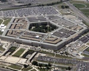 США Илон Маск займётся военной бюрократией Американский предприниматель Илон Маск заявил в соцсети X (бывший «Твиттер»), что уровень бюрократии в Пентагоне вырос настолько, что сейчас ремонт лестницы занимает больше времени, чем в XX веке ушло на строительство всего здания оборонного ведомства. «На сегодняшней встрече с высокопоставленными военными чиновниками они рассказали мне, что теперь ремонт лестницы в Пентагоне занимает больше времени (24 месяца), чем заняло строительство всего Пентагона (16 месяцев) в 1940-х!» – написал Маск. Так он прокомментировал слова бизнесмена Вивека Рамасвами, заявившего, что бюрократия приводит к большим расходам не столько из-за численности сотрудников, сколько из-за сомнительных с точки зрения закона статей расходов. Ранее Маск заявлял, что новый департамент по достижению государственной эффективности (DOGE) намерен повысить эффективность военных расходов страны. Евросоюз Приступают к совместным закупкам Еврокомиссия (ЕК) одобрила выделение 300 миллионов евро на реализацию пяти совместных проектов оборонных закупок стран – членов Евросоюза. Это первый в истории объединения транш, когда для совместных закупок оборонной продукции используются средства из общего бюджета Евросоюза. ЕК выделит по 60 миллионов евро на каждый из пяти проектов. Планируется осуществить закупки ЗРК Mistral и IRIS-T SLM, а также бронетехники и 155-мм артиллерийских боеприпасов. Финансирование осуществляется посредством механизма, названного «Усиление европейской оборонной промышленности за счёт общих закупок» (European Defence Industry Reinforcement through Common Procurement – EDIRPA). Девять стран, среди которых Франция, Испания, Венгрия и Румыния, планируют покупку систем ПЗРК Mistral. Шесть государств, в том числе Германия и Болгария, получат финансирование на совместную закупку ЗРК средней дальности IRIS-T. Для Германии, Швеции, Финляндии и Латвии выделяются средства на совместную закупку шестиколёсных бронетранспортёров Patria. В марте 2024 года ЕС принял первую стратегию развития европейского оборонно-промышленного комплекса. Перед странами-членами была поставлена задача сов­местно закупать не менее 40 процентов оборонной продукции, а также тратить не менее половины своих бюджетов на закупки продукции европейского производства к 2030 году. По мнению комиссии, преимущества такого подхода заключаются в экономии средств за счёт оптовых покупок и улучшении оперативной совместимости между вооружёнными силами стран ЕС. Заключение крупных контрактов укрепит европейский ОПК и адаптирует производственные мощности к современным потребностям. Индия Успешное испытание баллистической ракеты ВМС Индии провели успешное испытание баллистической ракеты K-4, которая стартовала с атомной подводной лодки «Аригхаат», введённой в строй в августе 2024 года. По данным телеканала NDTV, ракета способна пролететь 3,5 тысячи километров. Ожидаются новые испытания этой системы вооружения. Литва Рассчитывают на шведские средства ПВО Министр национальной обороны Литвы Лауринас Кащюнас и министр обороны Швеции Пал Джонсон подписали в Брюсселе письмо о намерениях, которое устанавливает более тесное сотрудничество между странами по вопросам военной промышленности и противовоздушной обороны. «Союзники по НАТО договорились искать возможности для размещения шведских средств ПВО в Литве и более интенсивно сотрудничать в оборонной промышленности», – говорится в сообщении пресс-службы министерства национальной обороны Литвы. В ближайшее время Литва планирует закупить у Швеции гусеничные БМП. Прорабатывается вопрос о ротационной модели противовоздушной обороны. Эта инициатива предполагает, что на ротационной основе в странах НАТО будут развёртываться наземные системы ПВО и дополнительные авиаподразделения союзников по альянсу. Польша Учение на полигоне Дравско-Поморске Учение Jaguar-24 прошло 25–27 ноября на балтийском побережье Польши. На полигоне Дравско-Поморске в центре боевой подготовки (Западно-Поморское воеводство) было задействовано более 500 солдат и офицеров подразделений 17-й механизированной бригады 11-й бронекавалерийской дивизии и 1-й бригады армейской авиации, а также группа чешских военнослужащих. Румыния Закупили истребители F-35 Подписано соглашение на поставку в румынские ВВС 32 американских истребителей F-35. По графику самолёты пятого поколения F-35 начнут прибывать в Румынию в начале 2030-х годов. Румыния станет 20-й страной, эксплуатирующей F-35. Стоящие на вооружении ВВС истребители F-16 будут выведены из эксплуатации в 2034–2040 годах. По сообщениям информагентств.