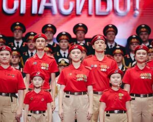 Равнение на Героев.