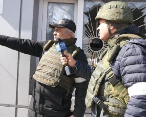 Председатель Международного общественного трибунала Максим Григорьев опрашивает Михаила Шубина, пострадавшего в 2022 году на территории бывшего украинского пыточного центра в аэропорту Мариуполя.