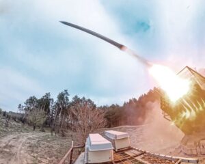 Неприятель не выдерживает нашего натиска
