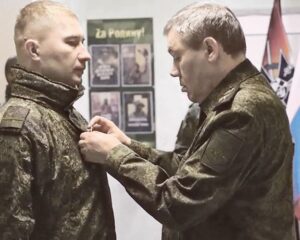Отвагой негасимой движимы на бой с врагом.