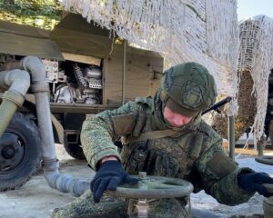 Куют победу подачей топлива в полях.