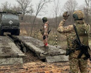 В готовности строить мост под обстрелом.