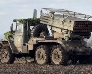 Огненный шквал на поле боя.