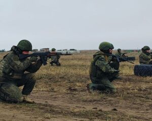 Здесь все парни – братья по оружию.